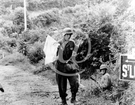 SAINT LO(50000) Seconde guerre mondiale Un jeune soldat allemand se constitue prisonnier tout prt de Saint L avec un drapeau blanc rapidement confectionn
