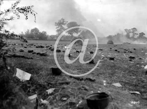 ARGENTAN(61200) Seconde guerre mondiale Des casques et des papiers jonchent le sol d ARGENTAN(61200) Seconde guerre mondiale Des casques et des papiers jonchent le sol d