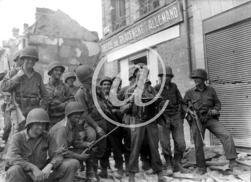 ARGENTAN(61200) Seconde guerre mondiale Dans les ruines devant l