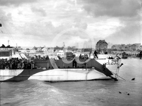 BERNIERES SUR MER(14990) 6 juin 1944 Les forces canadiennes dbarquent des LCI sur la plage de Bernires sur Mer en feu,  mare haute. Secteur de Juno Beach.