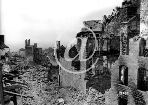 DOMFRONT(61700) Seconde guerre mondiale Ruines de la ville m�di�vale apr�s les tirs d