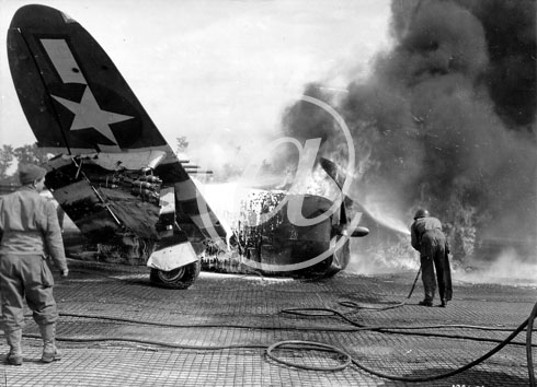SAINTE MERE EGLISE(50480) Seconde guerre mondiale un P-47 Thunderblot flambe sur le tarmac d