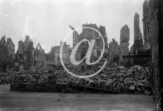 CAEN(14000) Anne 1944 Gravats et immeubles en ruines (col. Ede.)
