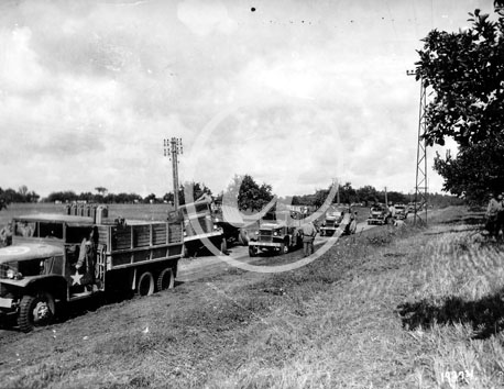 ALENCON(61000) Seconde guerre mondiale Convoi du Red Ball Express dont un camion au foss
