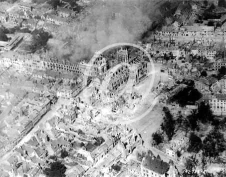 ARGENTAN(61200) Seconde guerre mondiale Image aérienne montrant les dommages causés à la ville par les bombardements et les tirs d ARGENTAN(61200) Seconde guerre mondiale Image aérienne montrant les dommages causés à la ville par les bombardements et les tirs d