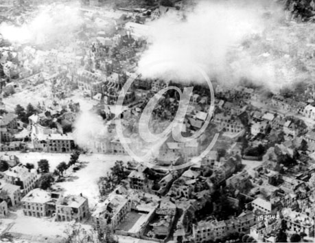 ARGENTAN(61200) Seconde guerre mondiale Juste aprs la prise de la ville :  Argentan en feu suite aux bombardements et tirs d