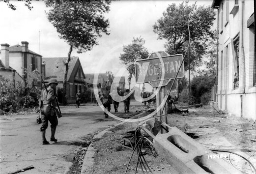 ARGENTAN(61200) Seconde guerre mondiale Des soldats américains entrent dans Argentan détruit par les bombardements, en passant devant un cadavre
ARGENTAN(61200) Seconde guerre mondiale Des soldats américains entrent dans Argentan détruit par les bombardements, en passant devant un cadavre