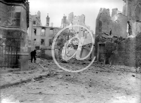 ARGENTAN(61200) Seconde guerre mondiale Un soldat am�ricain avance avec pr�caution dans une rue en ruines, alors que des snipers allemands toujours cach�s pourraient le prendre pour cible
