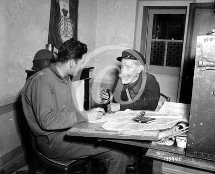 LA HAYE DU PUITS(50250) Seconde guerre mondiale Dans un bureau, un soldat amricain interroge un habitant franais.