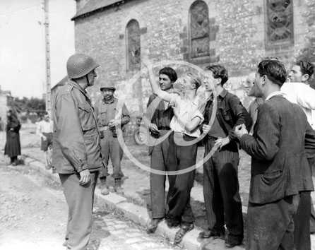 BEAUVAIN(61600) Seconde guerre mondiale Jeunes gens discutant avec un officier am�ricain
