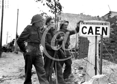 CAEN(14000) 10 juillet 1944 Des soldats des Royal Canadian Engineers se tiennent  ct d