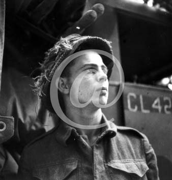 CAEN(14000) 8 juillet 1944 Le soldat Ren Corby du rgiment de la Chaudire.