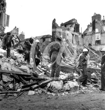 CAEN(14000) 10 juillet 1944 Plusieurs civils franais sortent un cadavre des dcombres d