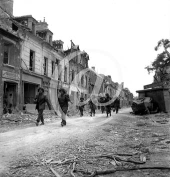 CAEN(14000) 10 juillet 1944 Des soldats de l
