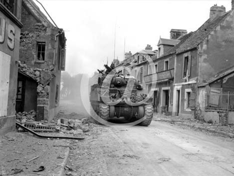 CAEN(14000) 10 juillet 1944 Un char Sherman circule dans une rue de Caen.