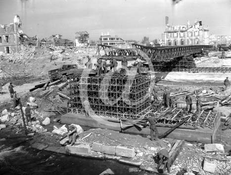 CAEN(14000) 12 aot 1944 La construction du pont Monty,  Vaucelles, en 8 jours par la 20me Fiels Compagny du gnie Canadien. En arrire-plan, on aperoit la ville en grande partie dtruite.