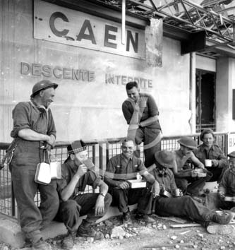 VAUCELLES(14400) 1 juillet 1944 Les hommes de la Stormont, des Rgiments Dundas et Glengarry prennent un repas  l