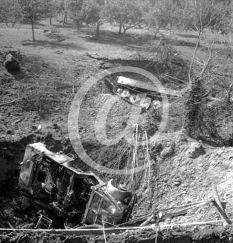 VIMOUTIERS(61120) 22 août 1944 Matériel roulant sur la route en direction de Vimoutiers . Quelques équipements allemands endommagés. VIMOUTIERS(61120) 22 août 1944 Matériel roulant sur la route en direction de Vimoutiers . Quelques équipements allemands endommagés.