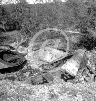 VIMOUTIERS(61120) 22 août 1944 Matériel roulant sur la route en direction de Vimoutiers . Quelques équipements allemands endommagés. VIMOUTIERS(61120) 22 août 1944 Matériel roulant sur la route en direction de Vimoutiers . Quelques équipements allemands endommagés.