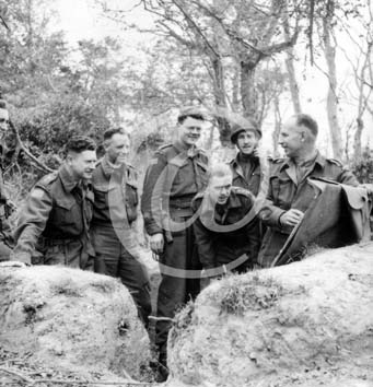 SAINT LAMBERT SUR DIVE(61160) Juillet 1944- Le Lt. Col. P.C. Klaehn avec des officiers des Cameron Highlanders of Ottawa, dont: Major R. Rowley, Major J.W. Forth, Captain G.A. Harris, Captain J.M. Lambert, Captain R.F. Ferrie  Caen