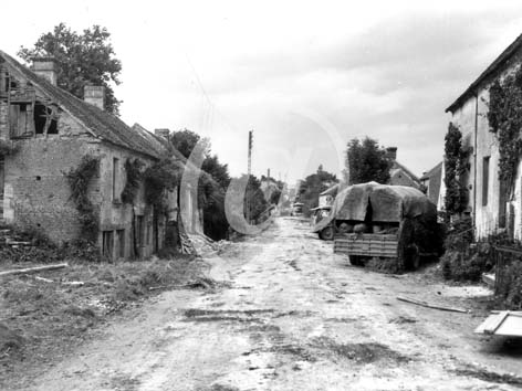 SAINT LAMBERT SUR DIVE(61160) 19 août 1944 Camion des B Coy Argyll & Sutherland Highlanders 4 Div. Garé pour une inspection SAINT LAMBERT SUR DIVE(61160) 19 août 1944 Camion des B Coy Argyll & Sutherland Highlanders 4 Div. Garé pour une inspection