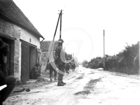 SAINT LAMBERT SUR DIVE(61160) 19 août 1944 Les B Coy Argyll & Sutherland Highlanders 4 Div. En pleine action dans les rues SAINT LAMBERT SUR DIVE(61160) 19 août 1944 Les B Coy Argyll & Sutherland Highlanders 4 Div. En pleine action dans les rues
