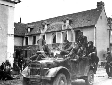 SAINT LAMBERT SUR DIVE(61160) 19 août 1944 Personnel des B Coy Argyll & Sutherland Highlanders. A gauche: prisonners pris à Trun SAINT LAMBERT SUR DIVE(61160) 19 août 1944 Personnel des B Coy Argyll & Sutherland Highlanders. A gauche: prisonners pris à Trun