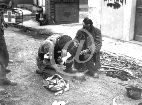 SAINT LAMBERT SUR DIVE(61160) 19 août 1944 Une assistance médicale est donnée au poste de secours de Trun. SAINT LAMBERT SUR DIVE(61160) 19 août 1944 Une assistance médicale est donnée au poste de secours de Trun.