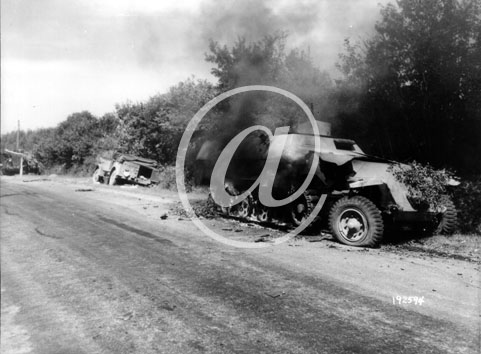 CARROUGES(61320) 13 aot 1944 Un convoi de vhicules blinds allemands finit de brler sur la route de Carrouges.