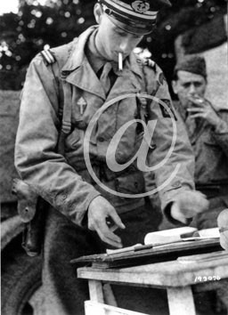 inconnu() Seconde guerre mondiale Philippe De Gaulle observe une carte avec un officier franais avant de combattre.