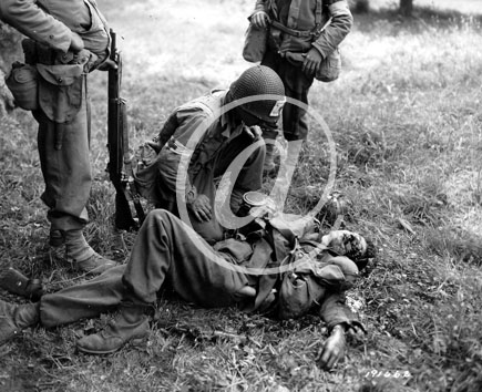 SAINT LO(50000) Seconde guerre mondiale Un soldat allemand est secouru par un infirmier amricain. Le soldat allemand est gravement bless et semble inconscient voir mort.