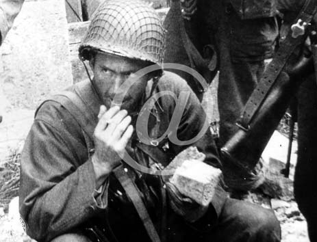 CAEN(14000) Seconde guerre mondiale Un soldat amricain mangent du pain. 