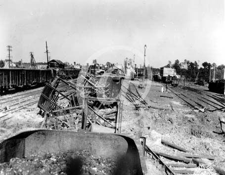 LISON(14330) Seconde guerre mondiale Dans une gare ferroviaire, des wagons ont t fortement dtruit ainsi que les voies ferres  la suite d