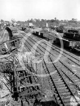 LISON(14330) Seconde guerre mondiale Certaines voies ferres de la gare de Lison sont dtruites. Des wagons sont galement dtruites.