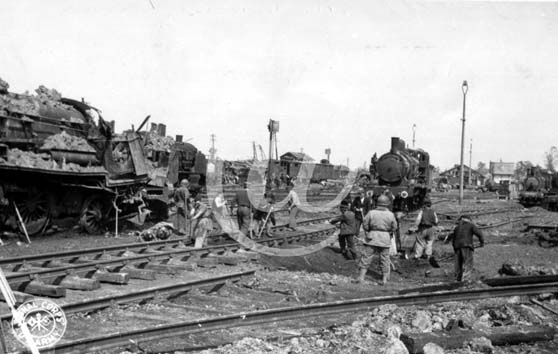 LISON(14330) Seconde guerre mondiale Des cheminots franais ainsi que des soldats amricains rparent une voie ferr pour permettre  une locomotive de passer.