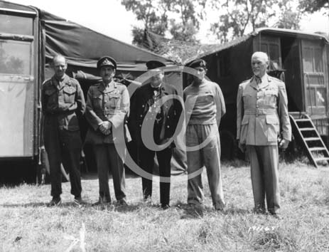 BAYEUX(14400) Seconde guerre mondiale Le gnral Montgomery et le premier ministre Winston Churchill posent aux cts d