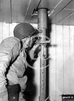 MAISY(14450) Seconde guerre mondiale Un soldat amricain regarde au priscope dans un bunker allemand.
