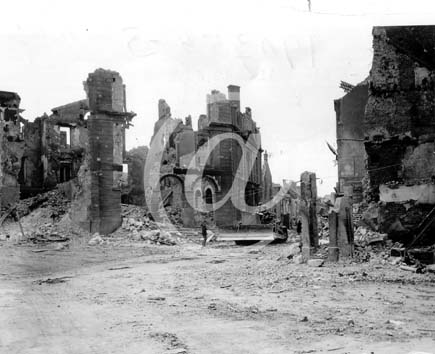 TREVIERES(14710) Seconde guerre mondiale Un bulldozer dblaie les rues.