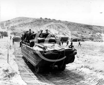VIERVILLE SUR MER(14710) Seconde guerre mondiale Les gnraux Eisenhower et Marshall roulent sur une plage normande,  bord d