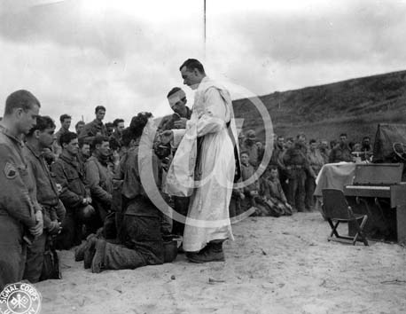 VIERVILLE SUR MER(14710) Seconde guerre mondiale Un prtre donne la communion  un soldat amricain sur la plage de Vierville-sur-Mer.