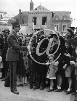 COUTANCES(50200) Seconde guerre mondiale Le gnral de Gaulle vient saluer la foule de Coutances venue l