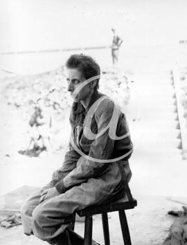 MULHAUSEN(67350) Seconde guerre mondiale Dportation et Shoah - Camp de concentration de Mulhausen - 17022005 Jeune rescap assis sur un tabouret.