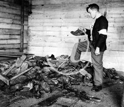 NATZWILLER(67130) Seconde guerre mondiale Dportation et Shoah - Camp de concentration de natzweiler - 17022005 Les piles de chaussures  proximit des fours attestent du nombre important des victimes imagines par ce jeune FFI.