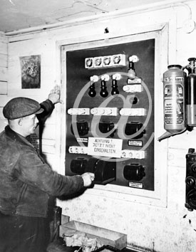 NATZWILLER(67130) Seconde guerre mondiale Dportation et Shoah - Camp de concentration de natzweiler - 17022005 Un FFI tiet la manette de contact alimentation du dispositif des clotures electriques.