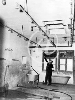NATZWILLER(67130) Seconde guerre mondiale Dportation et Shoah - Camp de concentration de natzweiler - 17022005 Un prisonnier explique le systeme  des douches : chambres  gaz.