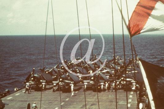 inconnu() Seconde guerre mondiale US Navy en couleurs - Série 80-GK- : Une esquadrille en stationnement, les ailes des chasseurs repliées. inconnu() Seconde guerre mondiale US Navy en couleurs - Série 80-GK- : Une esquadrille en stationnement, les ailes des chasseurs repliées.
