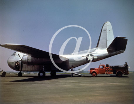 inconnu() Seconde guerre mondiale US Navy en couleurs - S�rie 80-GK- : Avion US de taille moyenne sur une piste.