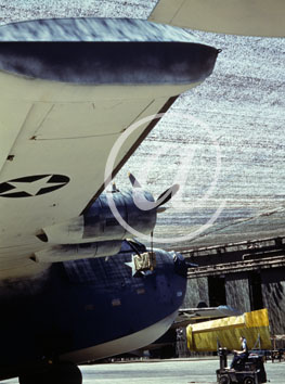inconnu() Seconde guerre mondiale US Navy en couleurs - Série 80-GK- : Avion gros porteur dans un chantier camouflé. inconnu() Seconde guerre mondiale US Navy en couleurs - Série 80-GK- : Avion gros porteur dans un chantier camouflé.