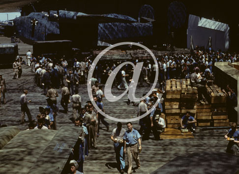 inconnu() Seconde guerre mondiale US Navy en couleurs - Série 80-GK- : De nombreux ouvriers dans un chantier aeronaval camouflé. inconnu() Seconde guerre mondiale US Navy en couleurs - Série 80-GK- : De nombreux ouvriers dans un chantier aeronaval camouflé.