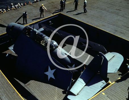 inconnu() Seconde guerre mondiale US Navy en couleurs - Série 80-GK- : Un chasseur bombardier sur une piste. inconnu() Seconde guerre mondiale US Navy en couleurs - Série 80-GK- : Un chasseur bombardier sur une piste.
